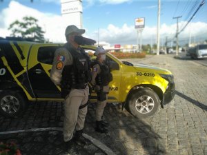 Dupla foge da polícia e joga fora drogas no bairro de Bebedouro