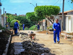 Prefeito Rui Palmeira vistoria obras de reurbanização no Benedito Bentes