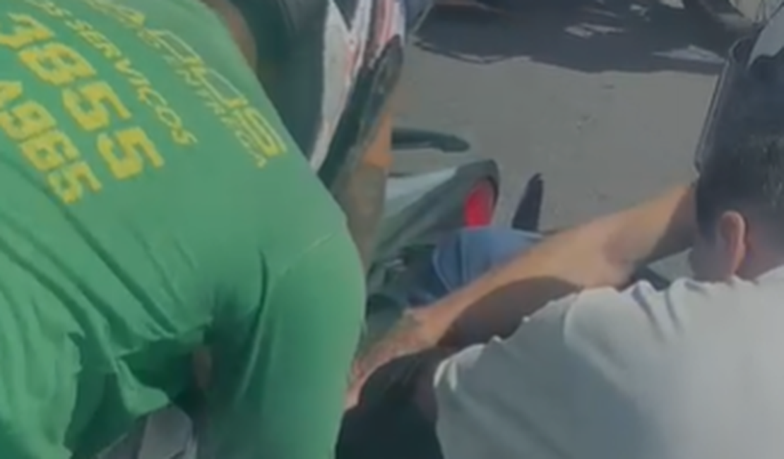 Motociclista fica com o pé preso na moto após colisão no Parque do Centenário