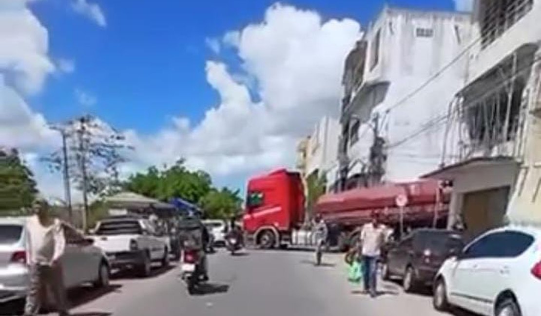 Carreta fica atravessada em cruzamento e provoca congestionamento, em Arapiraca