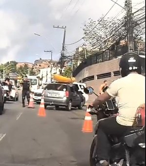 Batida entre entre dois carro deixa trânsito lento na Avenida Leste-Oeste, em Maceió