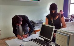 Policiais buscam irregularidades em documentos e arquivos de prefeituras no sertão