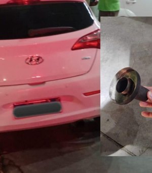 Agentes do DMTT abordam veículo com descarga alterada na Ponta Verde