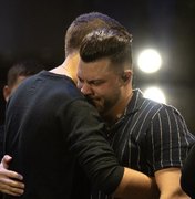 Murilo Huff chora ao ser surpreendido por irmão de Marília Mendonça em 1º show após morte