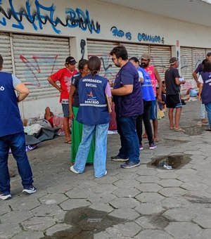 Pessoas que viviam em situação de rua no Centro de Maceió são realocadas