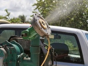 Carro fumacê volta a trabalhar no combate à dengue após aumento no número de casos