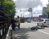 Motociclista morre após cair da moto e ser atropelada por caminhão; vítima estaria grávida