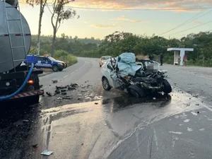 Colisão frontal entre caminhão e carro deixa sargento da PM morto em Branquinha