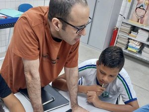 [Vídeo] Artista arapiraquense compartilha sua paixão pelo desenho em oficina para adolescentes
