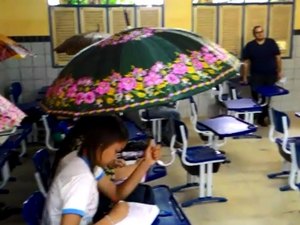 Com goteiras em sala, alunos veem aula com guarda-chuva no interior de AL