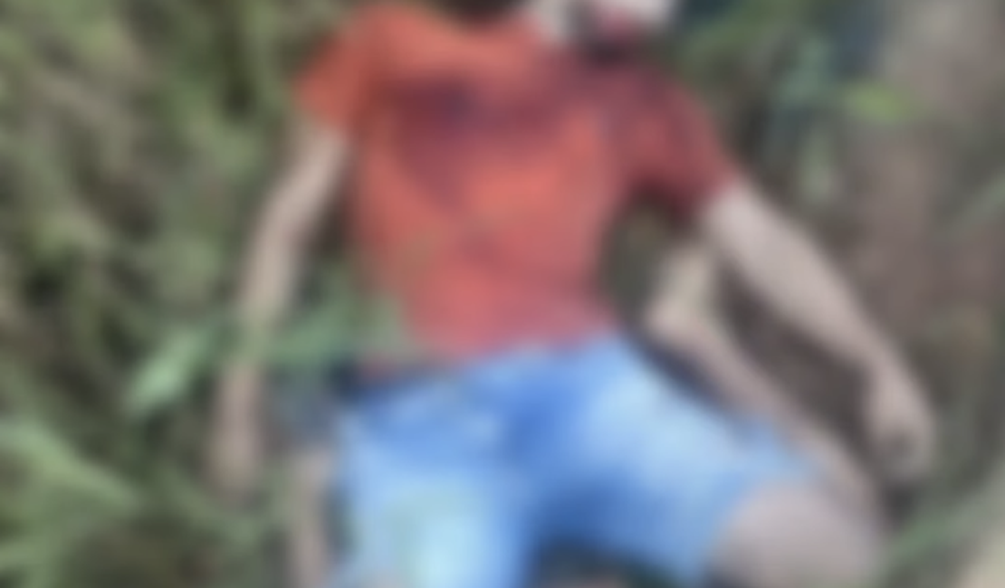 Corpo com marcas de violência é encontrado por populares em terreno baldio na zona rural de Arapiraca