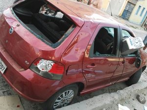 Mulher destrói carro do marido após briga do casal