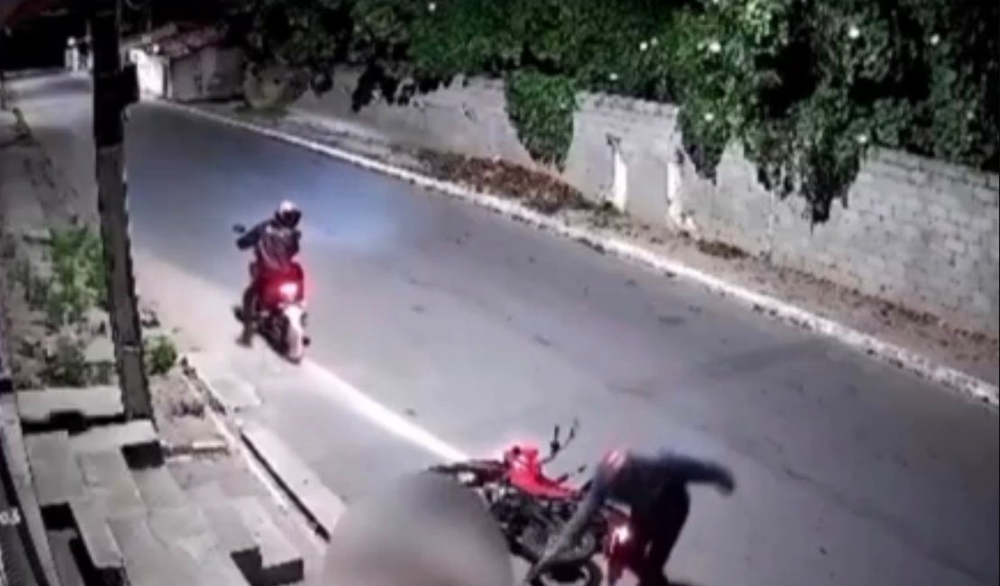 Homem é executado a tiros no meio da rua em Arapiraca enquanto buscava a esposa