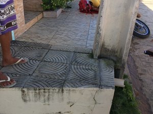 Homem é executado a tiros na porta de casa em Penedo 
