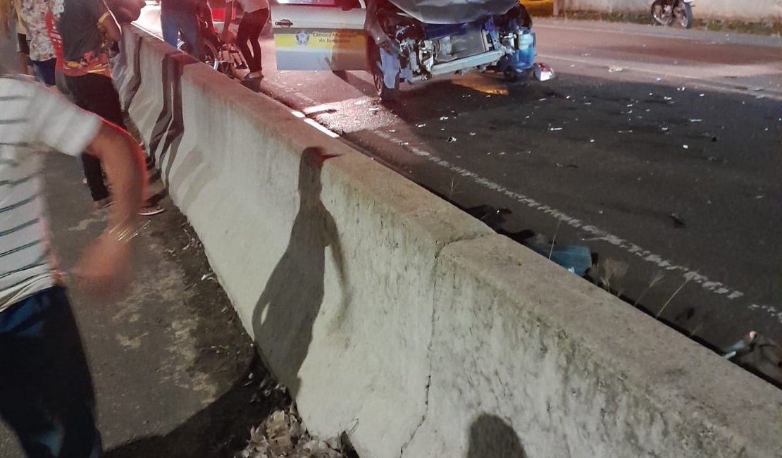 Colisão entre carros e moto deixa trânsito comprometido na rodovia AL-110, em Arapiraca