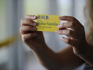 Bolsonaro assina 13° para beneficiários do Bolsa Família