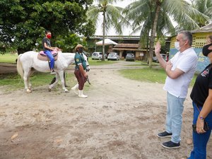 Alfredo Gaspar visita centro de reabilitação por equoterapia