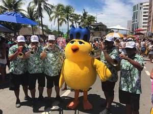 Orlas de Pajuçara e Ponta Verde estão lotadas de foliões para blocos