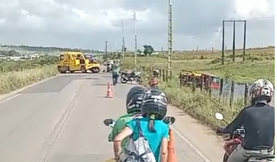 [Vídeo] Caminhão guincho se envolve em acidente às margens da rodovia AL-115 em Arapiraca