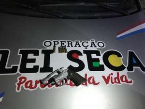 Com revólver na cintura, passageiro de aplicativo é preso em Maceió