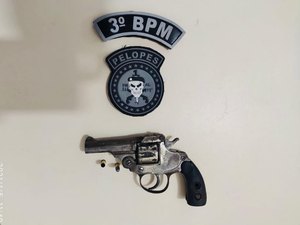 Homem é conduzido à delegacia após ser autuado por posse ilegal de arma