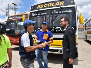 Fiscalização em São Sebastião flagra pneus carecas, vazamento de óleo e outras irregularidades