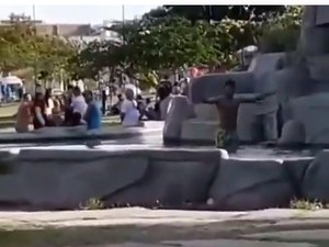 [Vídeo] Homem faz da fonte do Bosque das Arapiracas um “parque aquático”