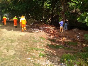Prefeitura de Maceió realiza ação de limpeza do mangue, em Jacarecica