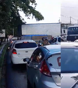 Carreta atola e causa congestionamento na Av. Durval de Góes Monteiro