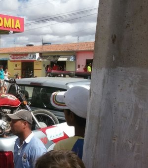 [Vídeo] Após roubar celular, adolescente cai da motocicleta e é detido por populares