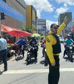 DMTT realiza ação educativa no Centro de Maceió no Dia Nacional do Pedestre