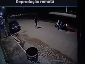 [Vídeo] Câmeras registram protetora de animais derrubando e ameaçando motociclista em Arapiraca