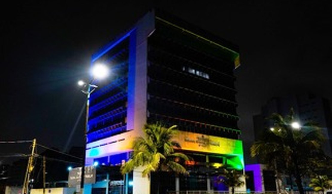 TRT ilumina sede com cores do arco-íris em alusão ao Dia do Orgulho LGBTQIA+