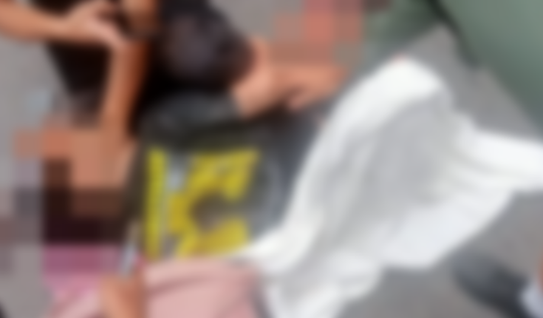 Jovem fica ferida após colisão entre moto e micro-ônibus na Av. Durval de Góes Monteiro