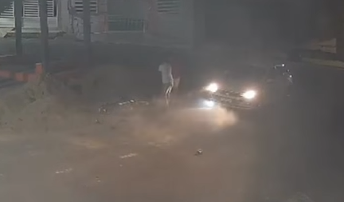 Vídeo flagra momento em que homem joga carro contra moto em que a ex estava no Sertão de AL