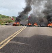 [Vídeo] Moradores de Canapi fecham rodovia em protesto para reivindicar construção de lombadas em frente a escola