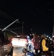 Carro colide contra poste, capota e deixa feridos em Santana do Ipanema