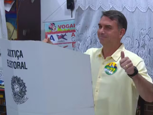 Flávio Bolsonaro é o primeiro presidenciável a votar