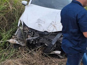 Carro sai da pista após curva na AL-105 e causa acidente em Porto Calvo