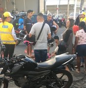 Colisão entre carro e moto deixa mulher ferida no Jacintinho