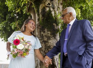 Idosa encontra o 'amor da sua vida' aos 69 anos e história viraliza nas redes sociais
