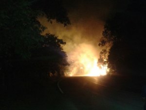 Caminhão tanque-carregado com álcool tomba e explode