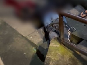 Homem é atacado a tiros em escadaria no Jacintinho é socorrido estado gravíssimo