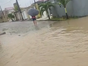 Rio Comandatuba transborda e inunda loteamento em Porto Calvo