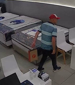 Homem furta aparelho celular em loja de shopping na parte baixa de Maceió