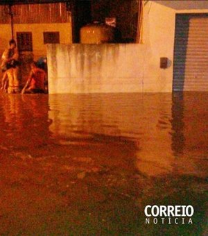 Chuvas fortes causam alagamento em Delmiro Gouveia