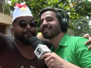 Repórter fica envergonhado ao receber cantada de folião em entrevista