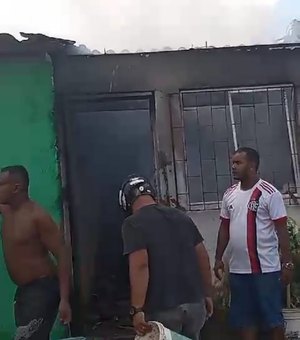 [Vídeo] Incêndio assusta moradores do Benedito Bentes