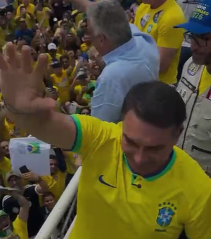 Ao lado de lideranças, Flávio Bolsonaro é recebido por multidão em Arapiraca