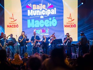 Baile Municipal resgata tradição e anima foliões na Praça Dois Leões